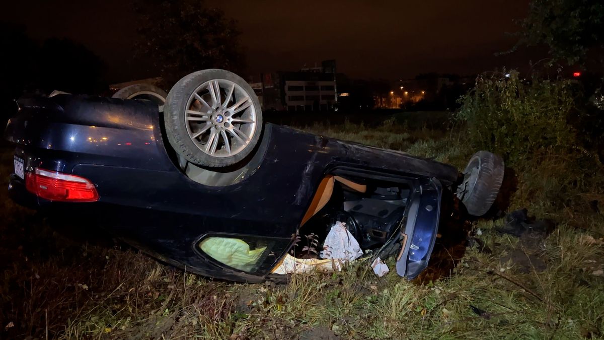 Řidič s BMW vyletěl ze silnice v Praze, auto skončilo na střeše